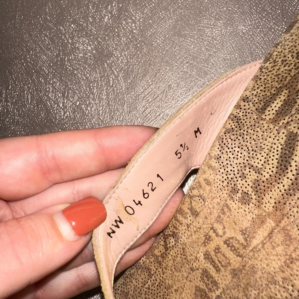 Stuart Weitzman nwot glue